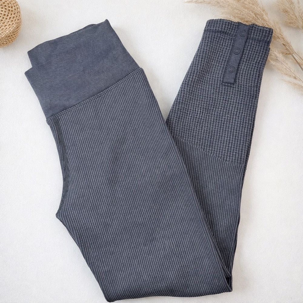 Offline by Aerie Ribbed Waffle Button Capri Leggings Charcoal Gray Small 08/21